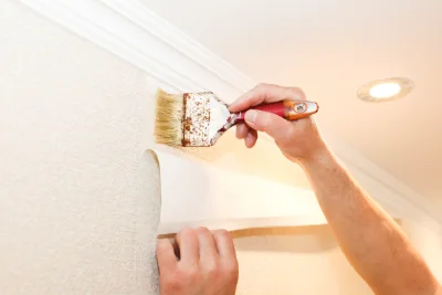 Pose de papier peint à Combon — revêtements muraux et toiles de verre